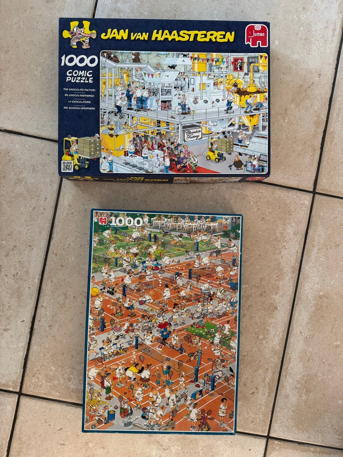 Jan van Haasteren Puzzels - De Chocoladefabriek & Tennis, Ophalen of Verzenden, 500 t/m 1500 stukjes, Gebruikt, Legpuzzel