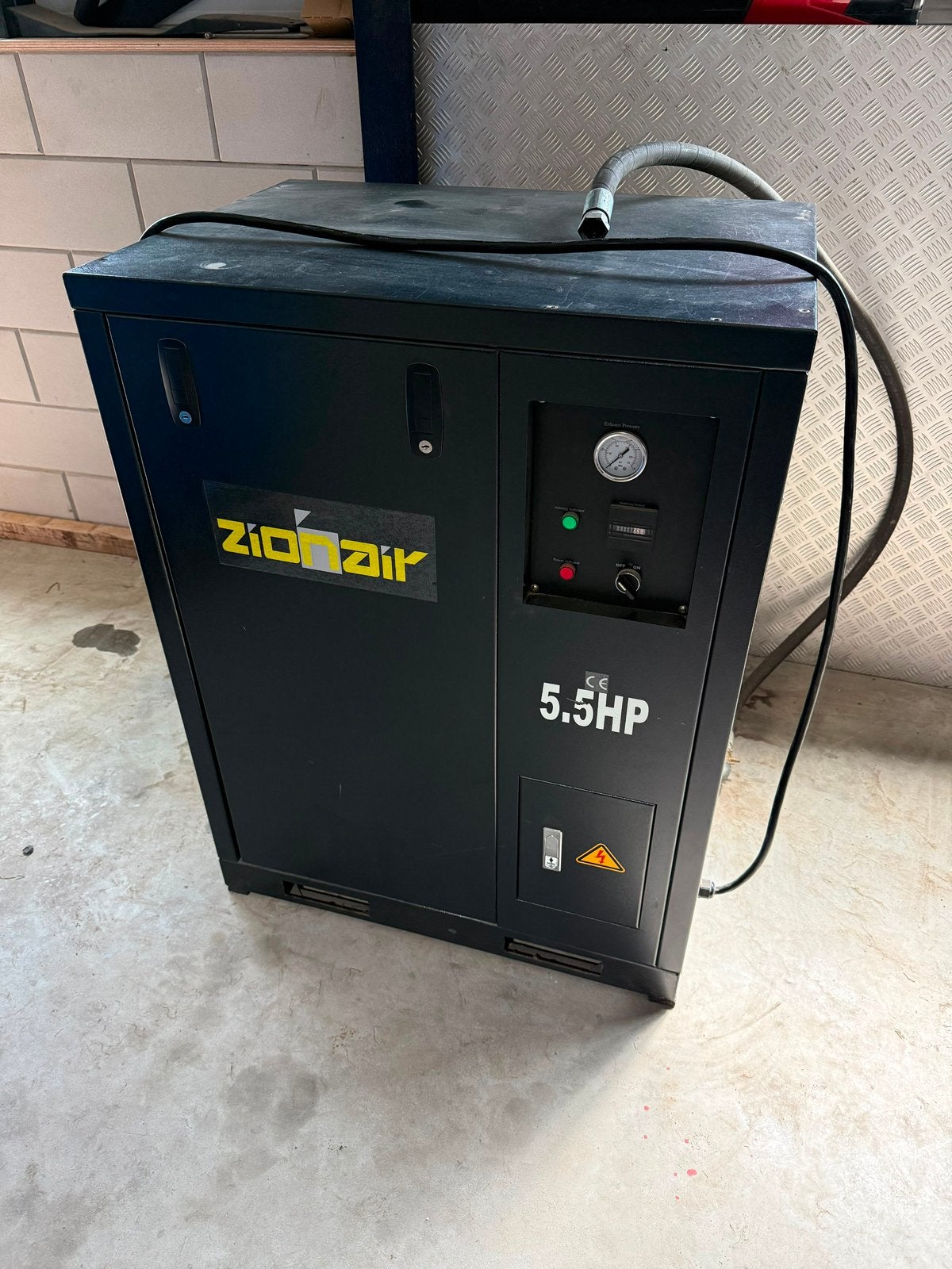 Zion air compressor, Doe-het-zelf en Verbouw, Compressors, Gebruikt, Ophalen of Verzenden, 200 tot 400 liter/min, Geluidgedempt