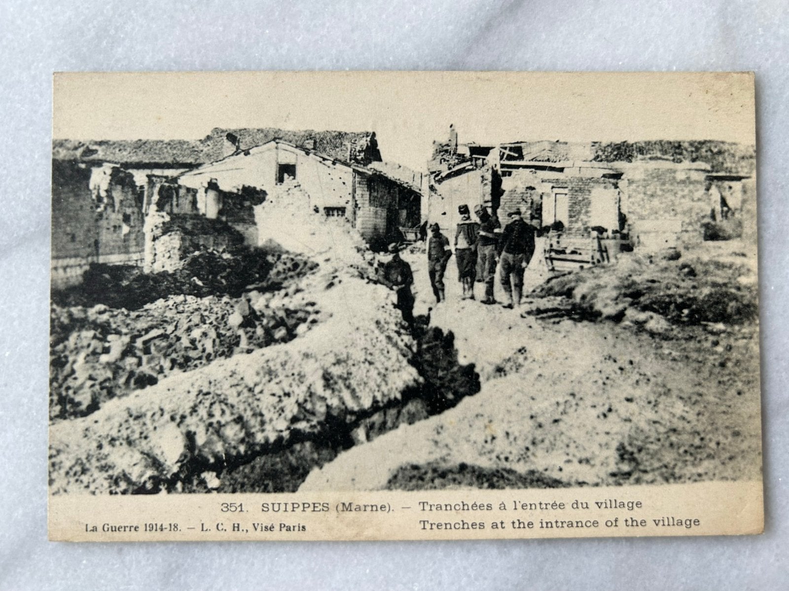 Wo1: ak Suippes Marne loopgraaf bij dorp, Ophalen of Verzenden, Landmacht, Nederland, Foto of Poster