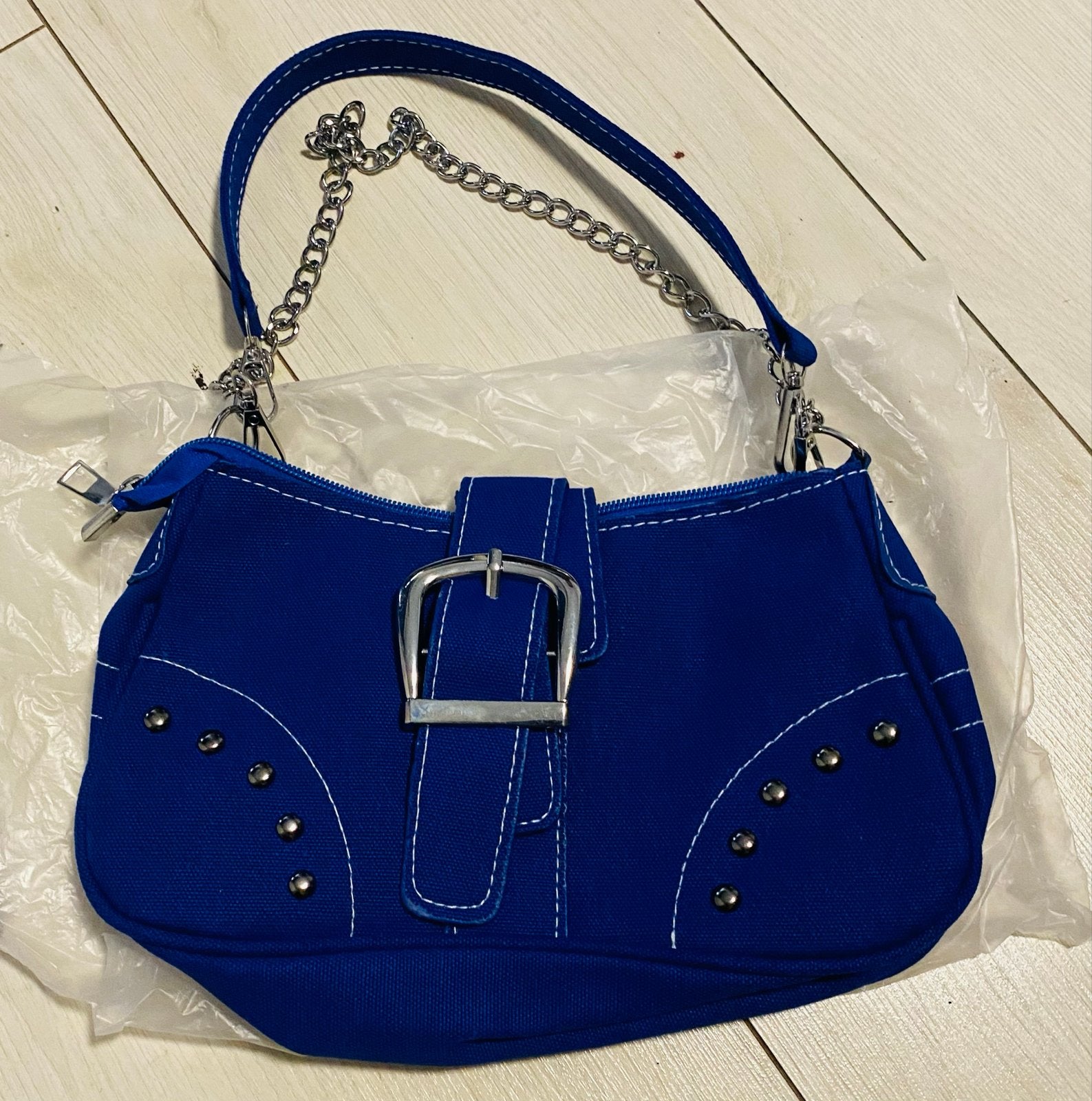 Blauwe schoudertas met gesp en studs, Sieraden, Tassen en Uiterlijk, Ophalen of Verzenden, Zo goed als nieuw, Blauw, Schoudertasje