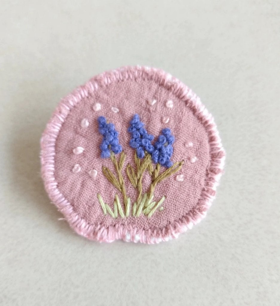 Handgemaakte broche geborduurd paarse lavendel, Overige materialen, 4 tot 7 cm, Paars, Nieuw