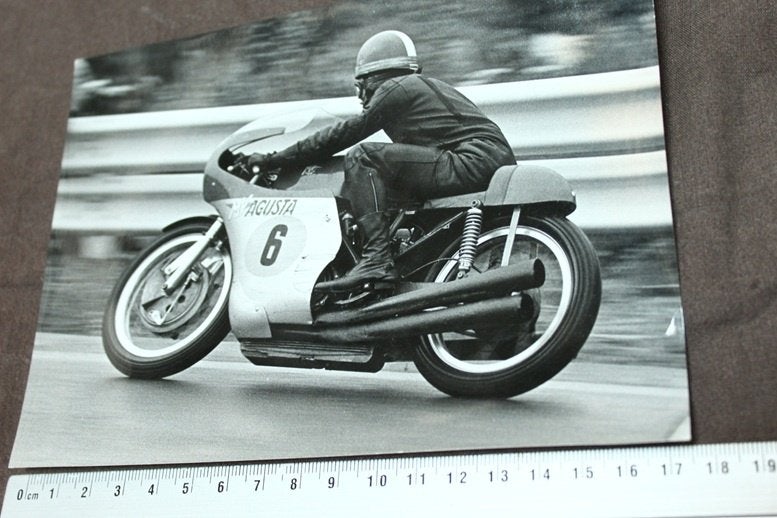 Foto coureur Agostini op MV Agusta, Ophalen of Verzenden, Gelezen
