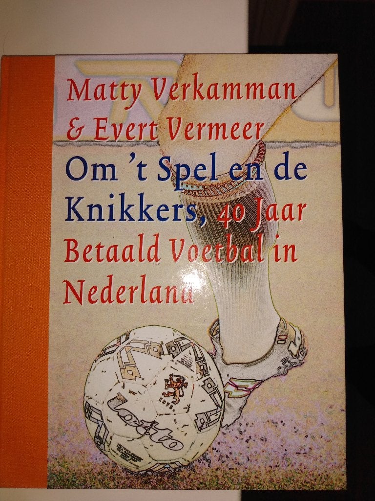 Om 't Spel en de Knikkers, 40 jaar Betaald Voetbal in NL, Ophalen of Verzenden, Zo goed als nieuw, Balsport