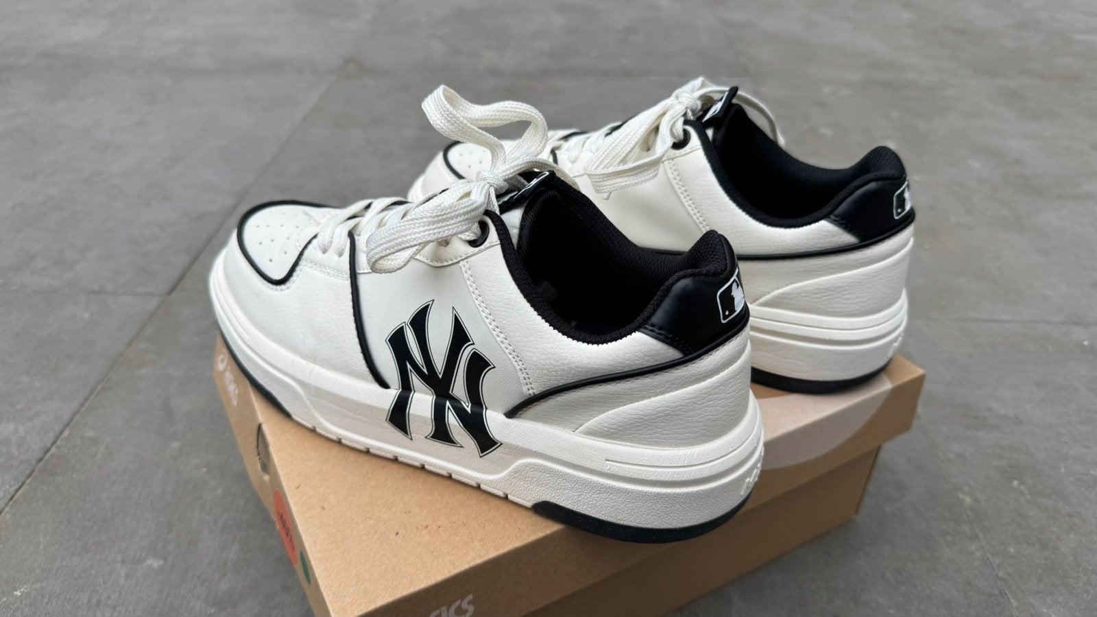 MLB Korea Chunky Liner ‘New York Yankees’ in white black, Zwart, Ophalen of Verzenden, Sneakers of Gympen, Zo goed als nieuw