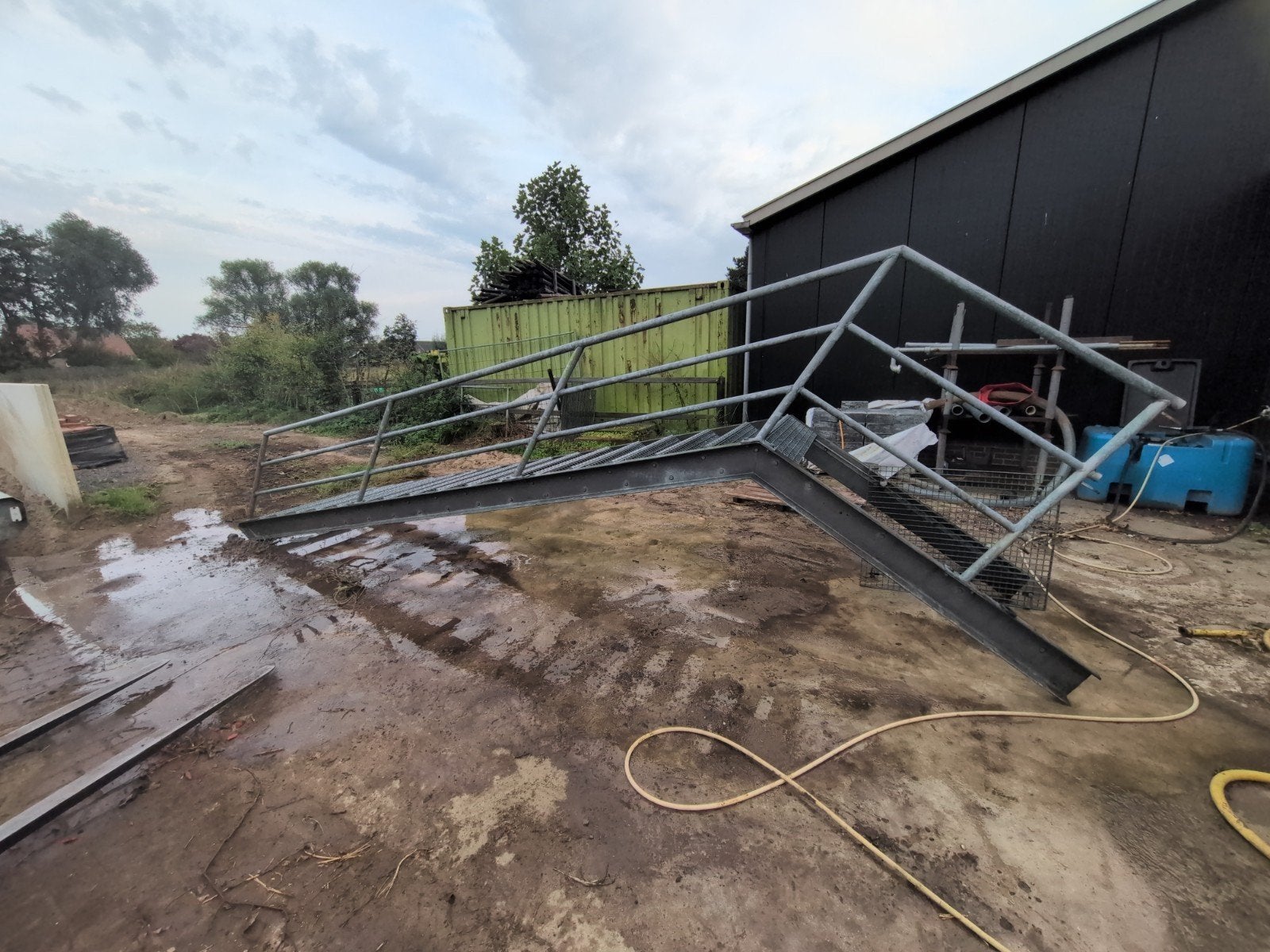 Gebruikte gegalvaniseerde trap met 15 treden en bordes, Doe-het-zelf en Verbouw, Ophalen, Gebruikt, Trap, 2 tot 4 meter