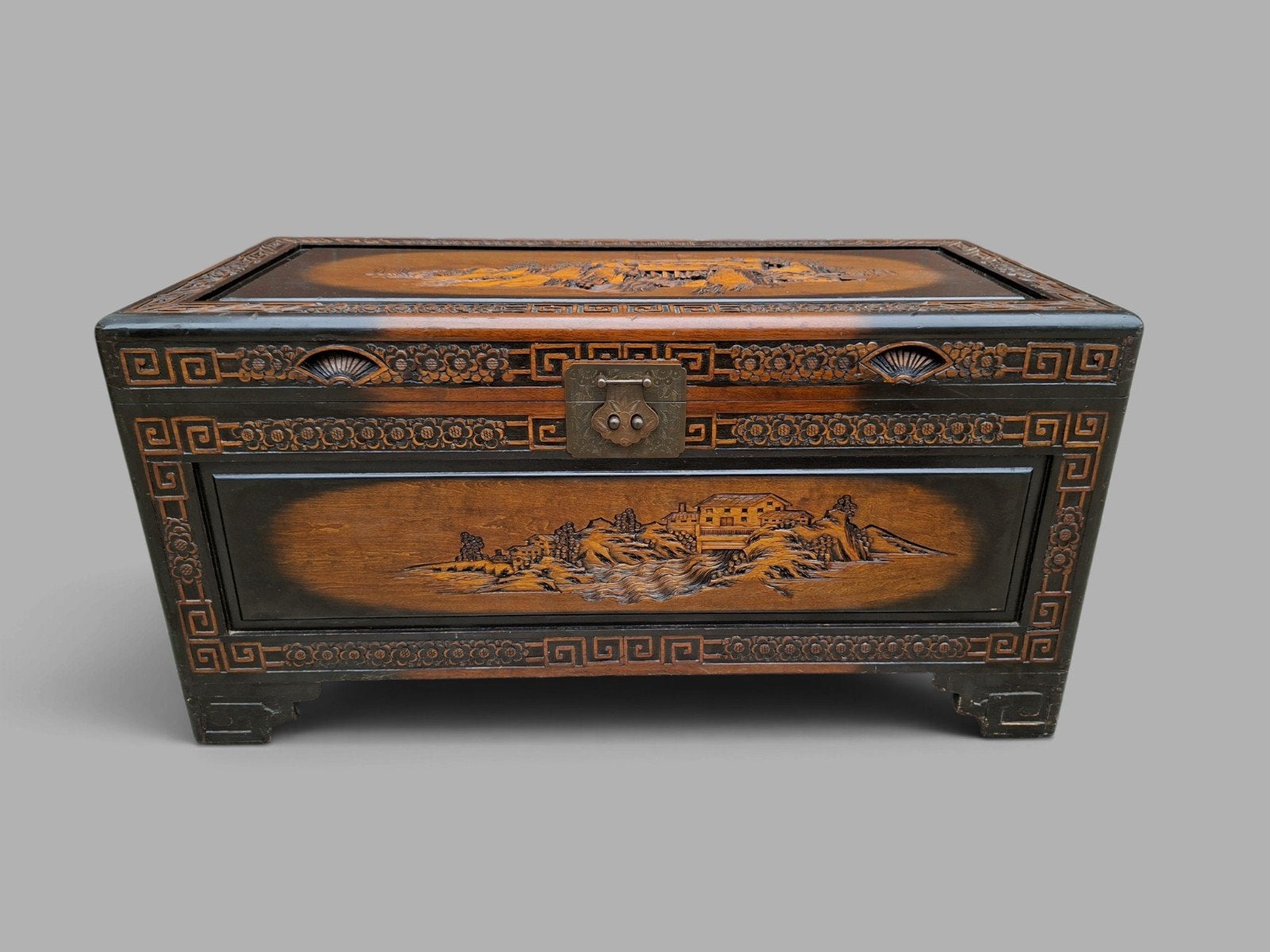 Chinese kamferhouten dekenkist met handgemaakt houtsnijwerk, Huis en Inrichting, Ophalen of Verzenden, Minder dan 50 cm