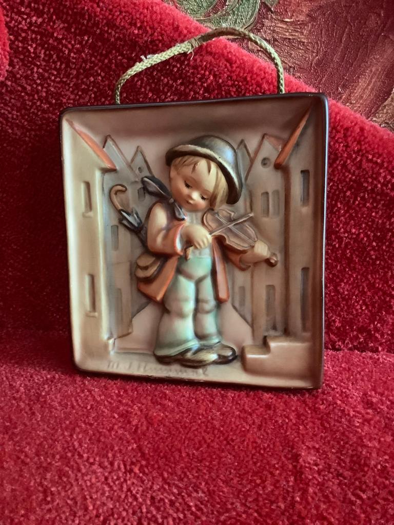 Goebel Hummel ❤️ Plaquette Jongen met Viool, Verzamelen, Beelden en Beeldjes, Ophalen of Verzenden
