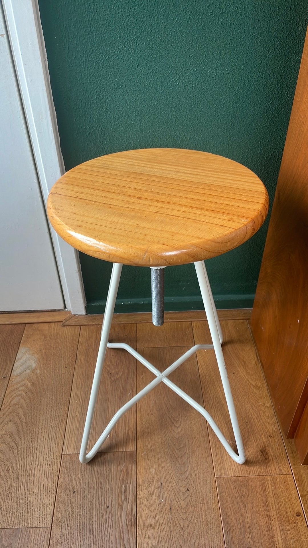 Verstelbare kruk met houten zitting en metalen onderstel, Huis en Inrichting, Stoelen, Ophalen, Gebruikt, Wit, Eén