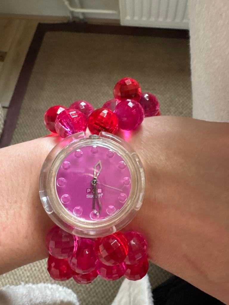 Swatch Pop horloge met roze kralenband, Kunststof, Gebruikt, Polshorloge, Ophalen of Verzenden