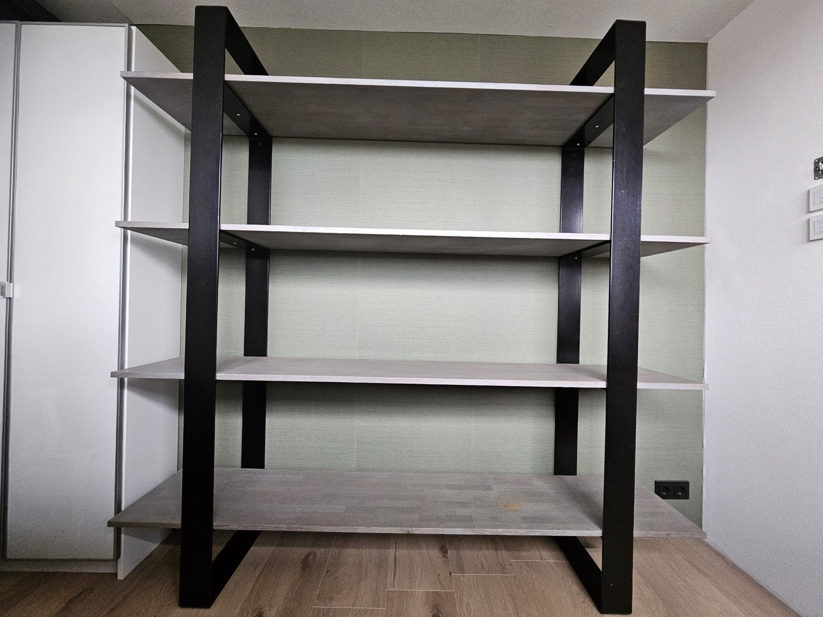 Stijlvolle Boekenkast met Zwarte Metalen Frame/Eiken Plank, Ophalen, Met plank(en), 100 tot 150 cm, Zo goed als nieuw