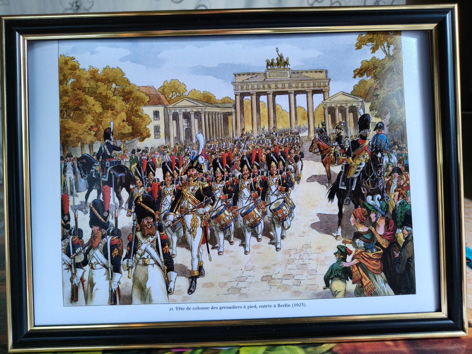 Ingelijste historische prent: Grenadiers in Berlijn (1923), Ophalen of Verzenden, Print, Print/reproductie, Ingelijst