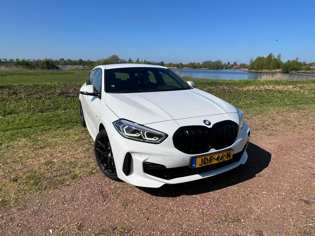 BMW 1-Serie 120i M high exec 2021 dealer OH, garantie (vol), Auto's, BMW, 1998 cc, 730 kg, 4 cilinders, Leder en Stof