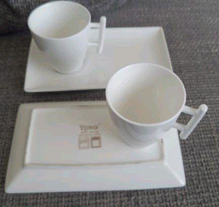 2 kopjes met schotels yong extra strong new bone china, Ophalen of Verzenden, Porselein, Overige stijlen, Kop(pen) en/of Schotel(s)