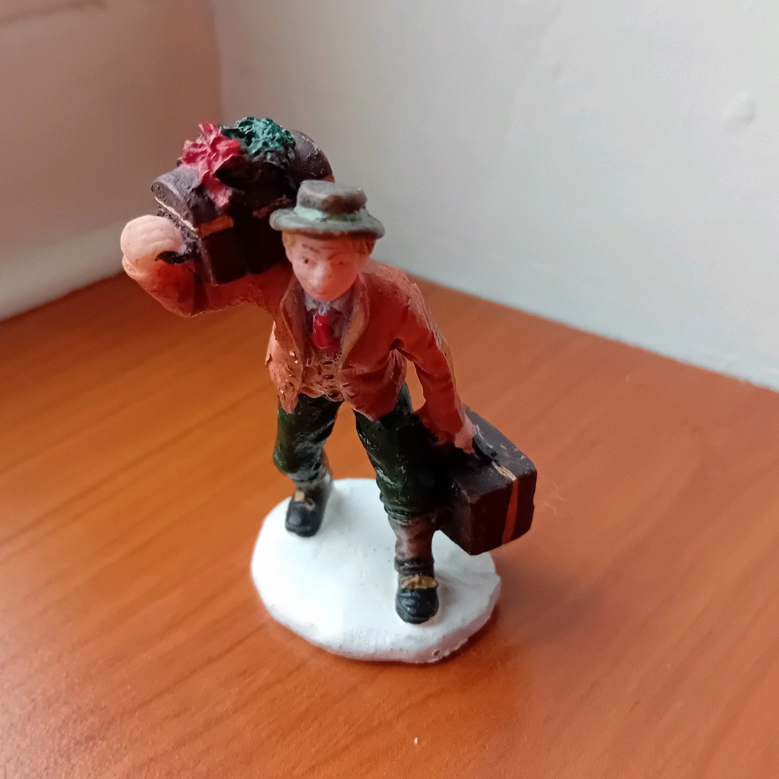 Lemax luggage carrier, retired, Lemax figuur voor Kerstdorp, Ophalen of Verzenden