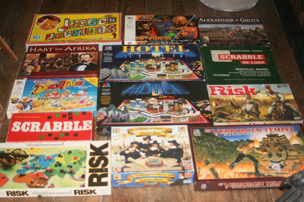11 x spellen scrabble, 999 games, stratego, hotel, risk,..., Hobby en Vrije tijd, Ophalen of Verzenden, Zo goed als nieuw