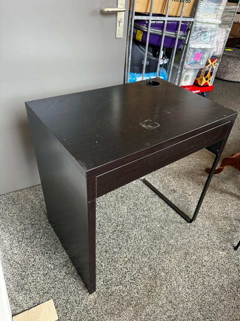 Compact zwart bureau met lade en kabeldoorvoer, Huis en Inrichting, Bureaus, Ophalen, Gebruikt, Met lades, Spaanplaat of MDF