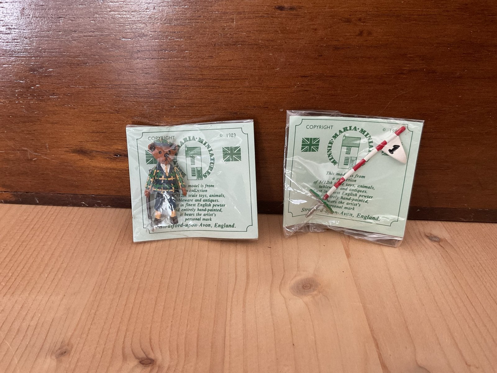 Minnie Maria Miniatures: Beer en Golfvlag (nieuw in verpakki, Verzamelen, Poppetjes en Figuurtjes, Ophalen of Verzenden, Nieuw