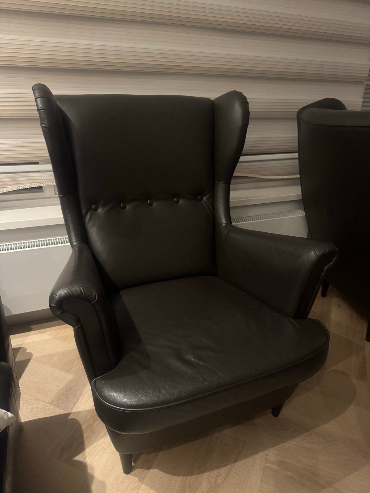 IKEA Strandmon Oorfauteuil - Donkerbruin Leer, Ophalen, Zo goed als nieuw, Leer, 75 tot 100 cm