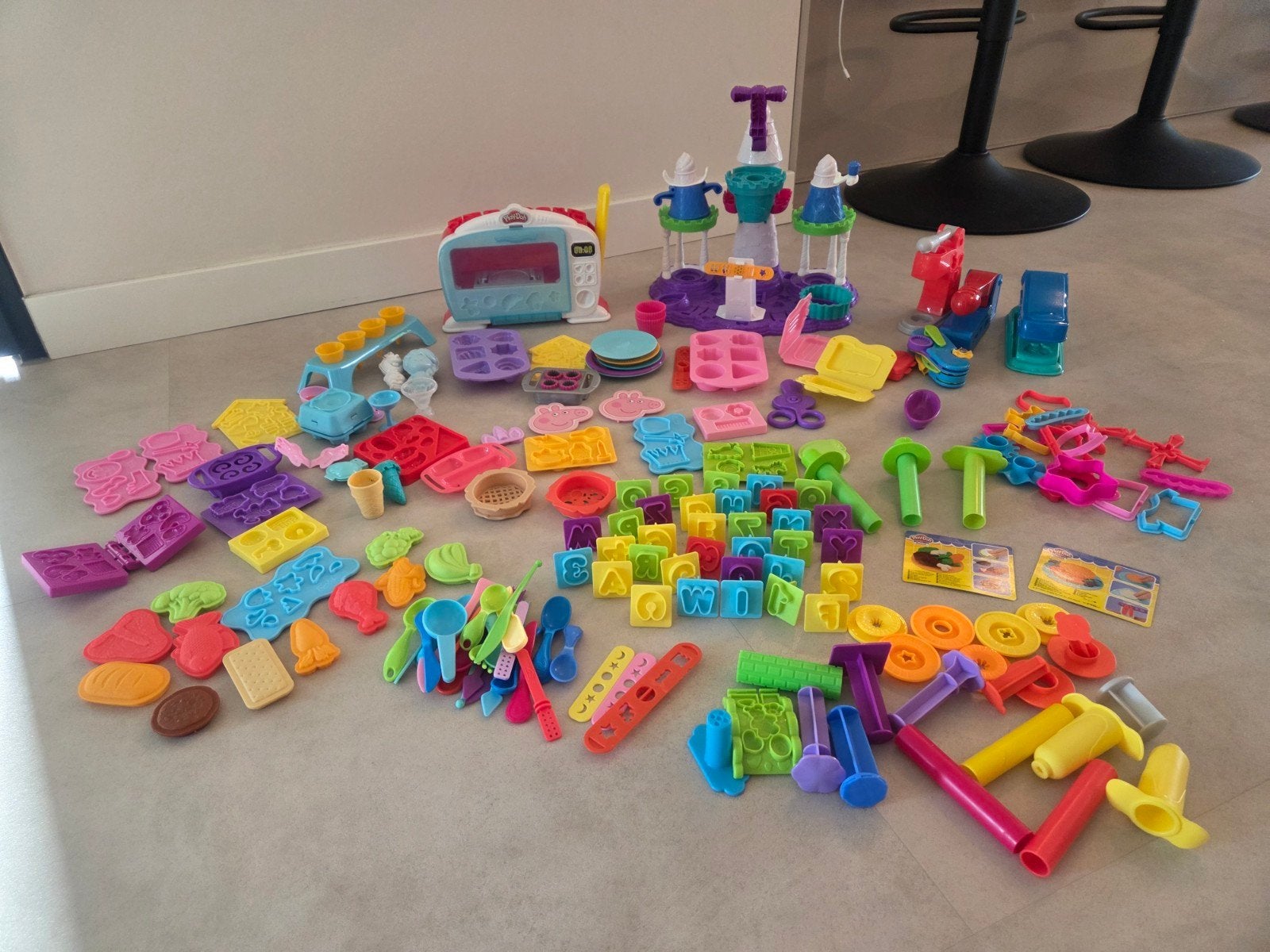 Grote Play-Doh verzameling o.a. oven, ijssalon en veel acces, Ophalen of Verzenden, Gebruikt, Knutselen