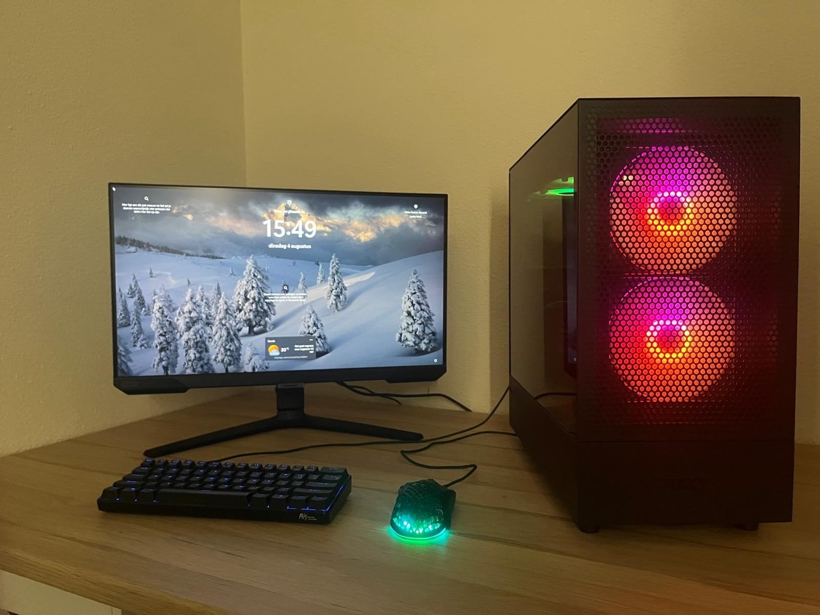 Game PC setup met monitor, toetsenbord en muis, 32 GB, Zelf gebouwde pc, AMD Ryzen 5, Zo goed als nieuw