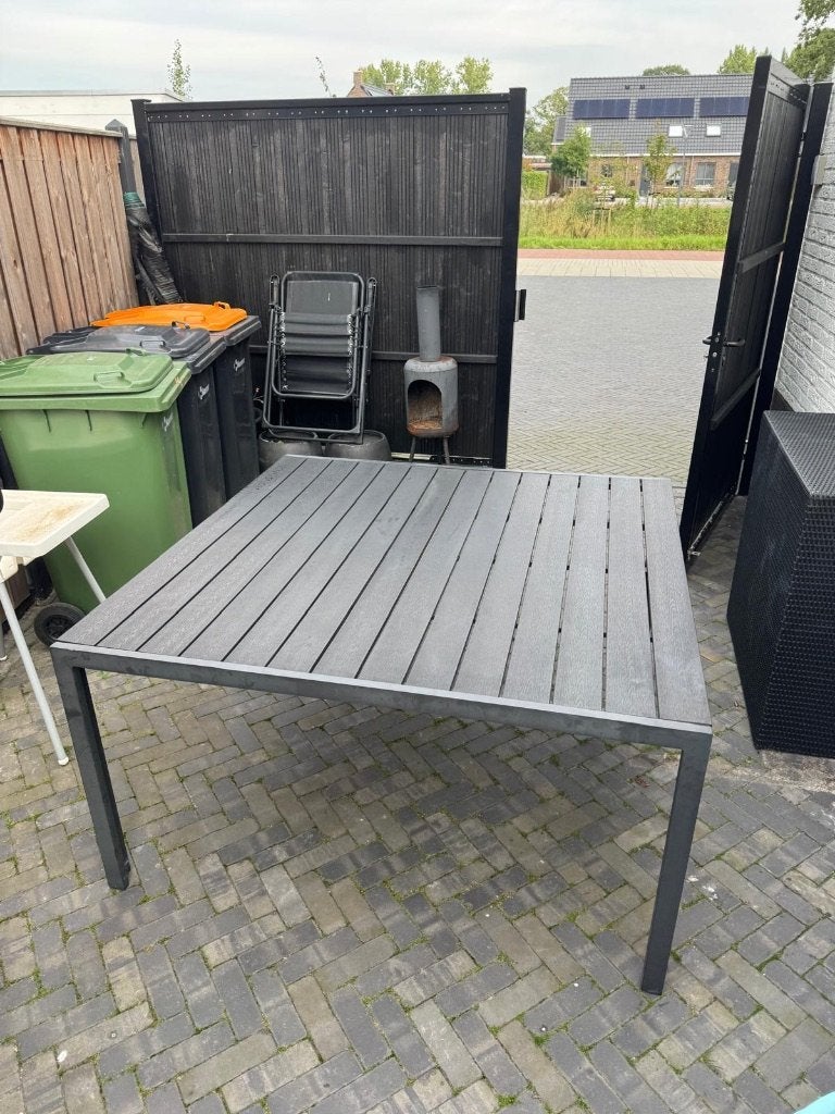 Stevige tuintafel met gebruikerssporen, Ophalen, Gebruikt, Rechthoekig, Overige materialen