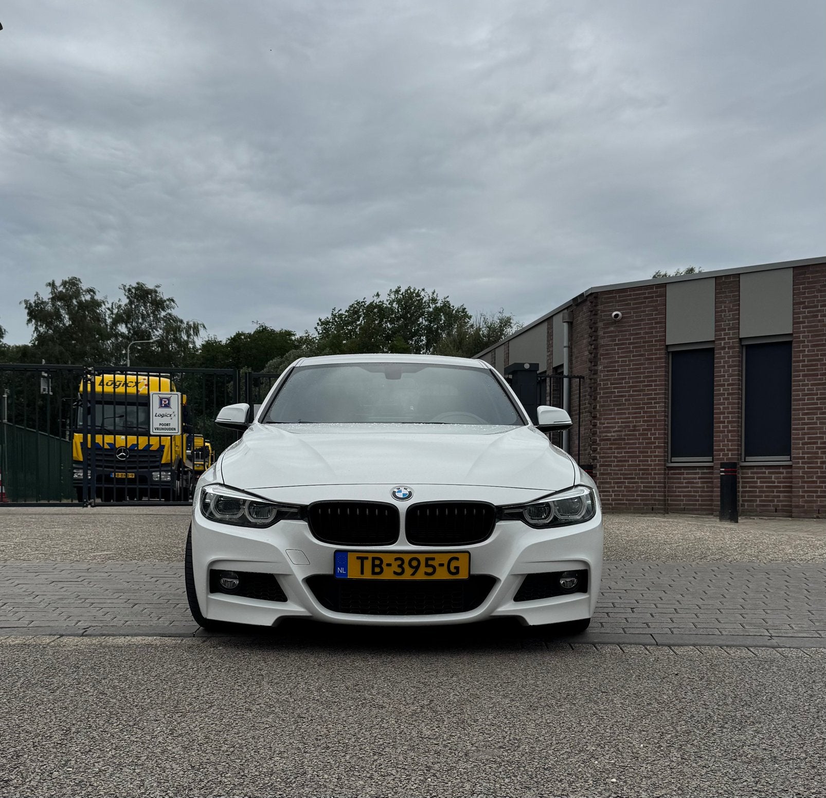 BMW 318i M Sport Executive uit 2018, Automaat, Zwart, Wit, 19 km/l