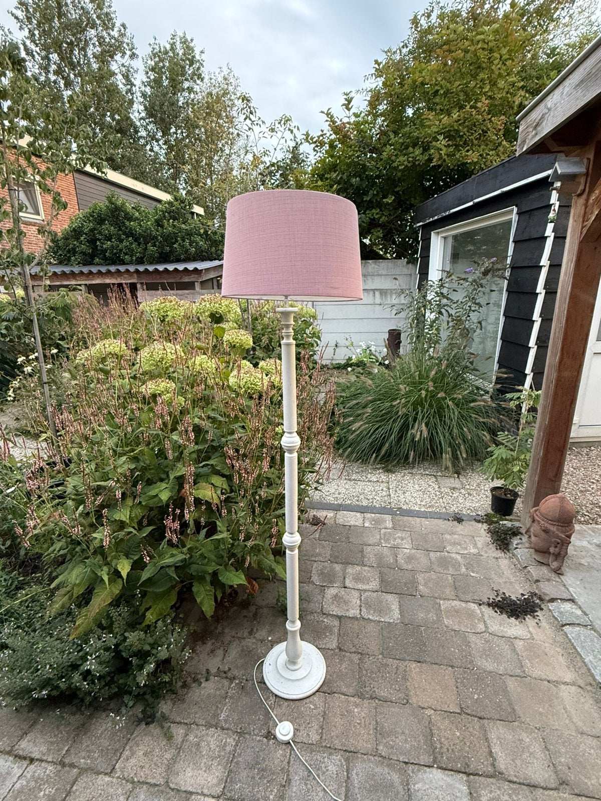 Klassieke vloerlamp met witte houten voet en roze kap, Ophalen, Gebruikt, 150 tot 200 cm