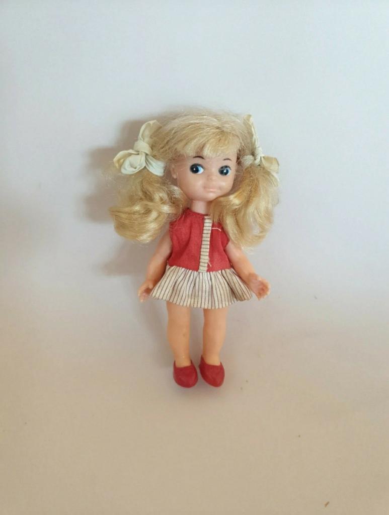 Leuk vintage popje met blonde haartjes en rood jurkje, Ophalen of Verzenden, Gebruikt, Overige typen