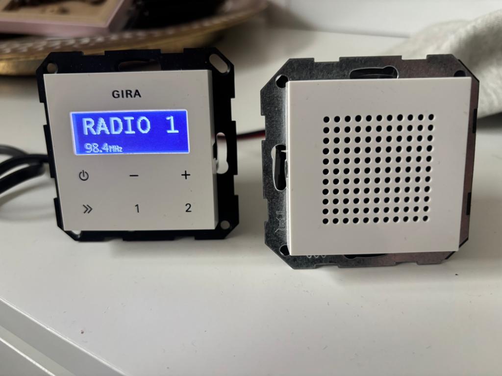 Gira inbouwradio met luidspreker, Ophalen of Verzenden, Gebruikt, Radio