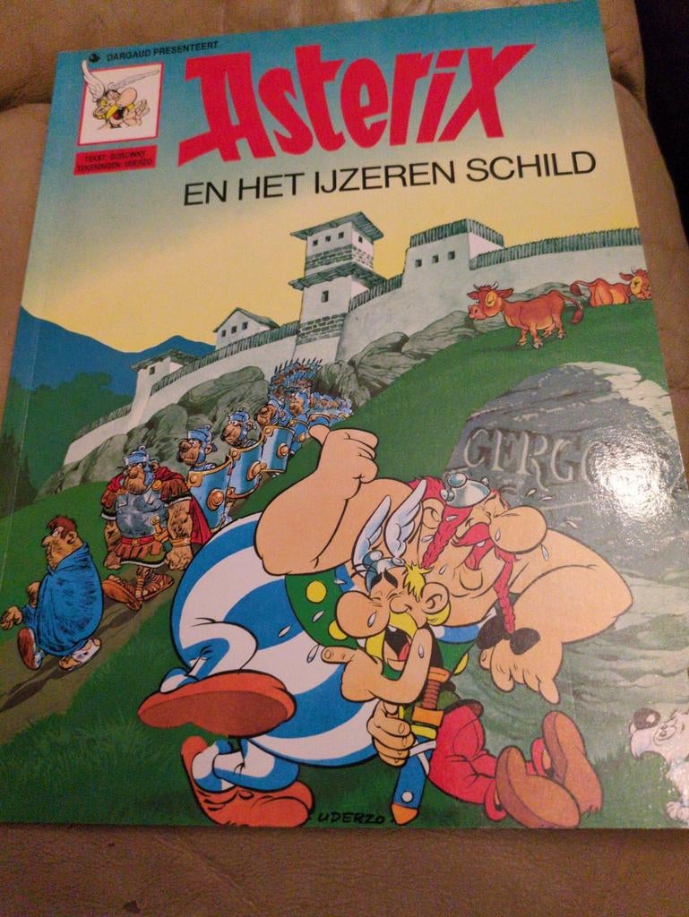Asterix en het IJzeren Schild - Stripboek, Boeken, Stripboeken, Eén stripboek, Ophalen of Verzenden, Gelezen, René Goscinny en Albert Uderzo