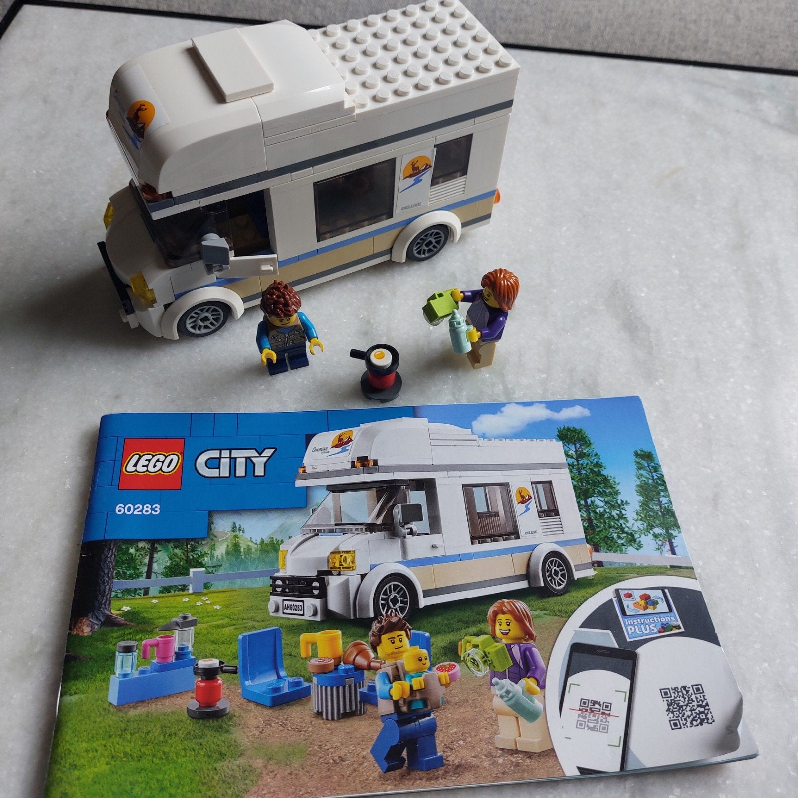 LEGO City Campervan 60283 met minifiguren en boekje, Ophalen of Verzenden, Zo goed als nieuw, Overige merken