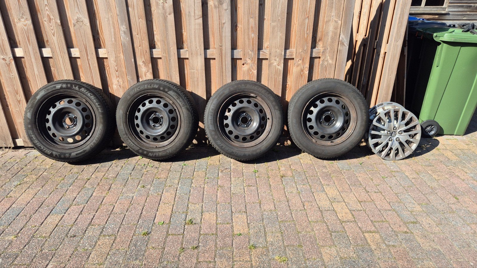 Michelin winterbanden op stalen velgen + Peugeot wieldoppen, Ophalen, Banden en Velgen, 17 inch, Winterbanden