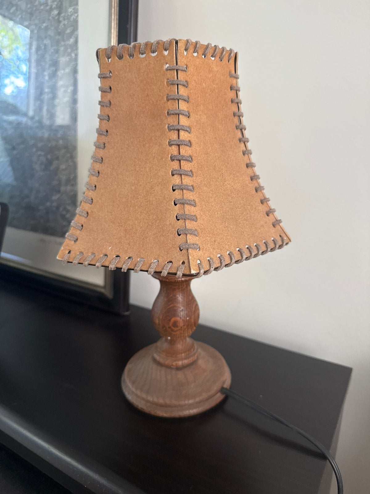 Vintage tafellamp met leren kapje, Antiek en Kunst, Ophalen of Verzenden