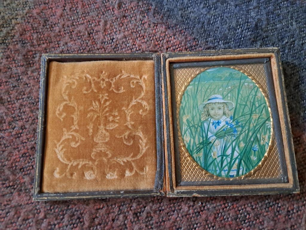 Antiek fotoboekje met meisje in het veld, Ophalen of Verzenden