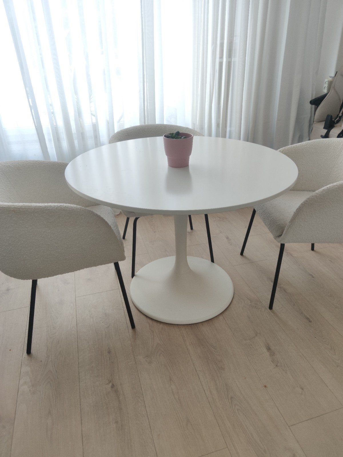 Moderne eettafel met 3 stoelen - Zo goed als nieuw, Ophalen, 50 tot 100 cm, Modern, Scandinavisch, Overige materialen