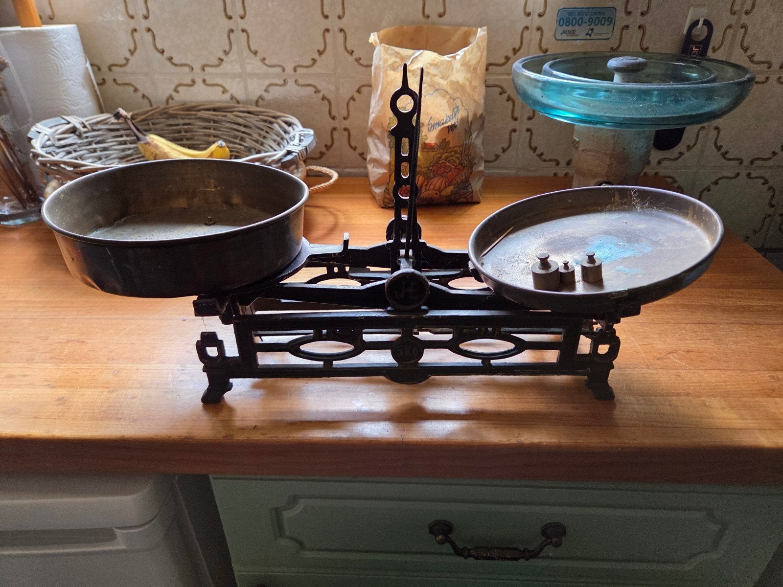 Antieke gietijzeren balansweegschaal met messing schalen, Witgoed en Apparatuur, Weegschalen, Ophalen, Minder dan 10 kg