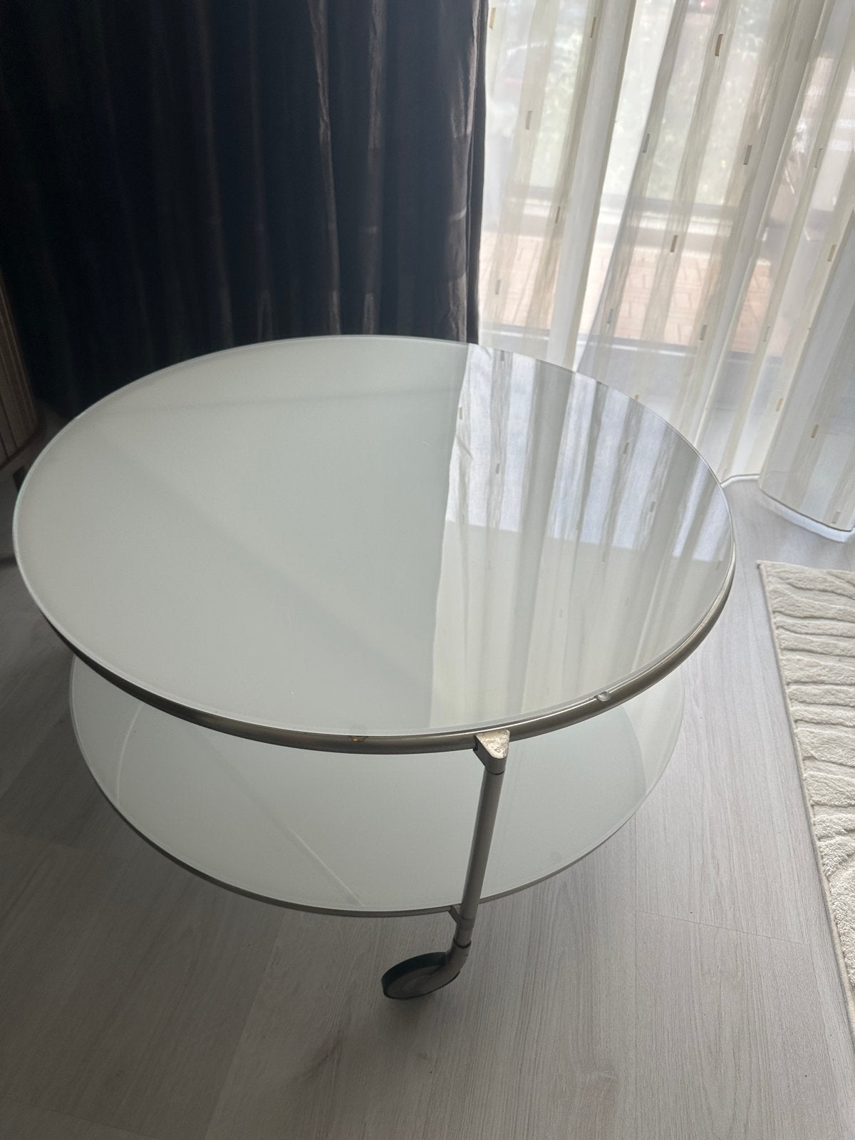 IKEA Strind Salontafel - Modern en Verrijdbaar, Huis en Inrichting, Tafels | Salontafels, Gebruikt, Rond, Glas, 5 – 50