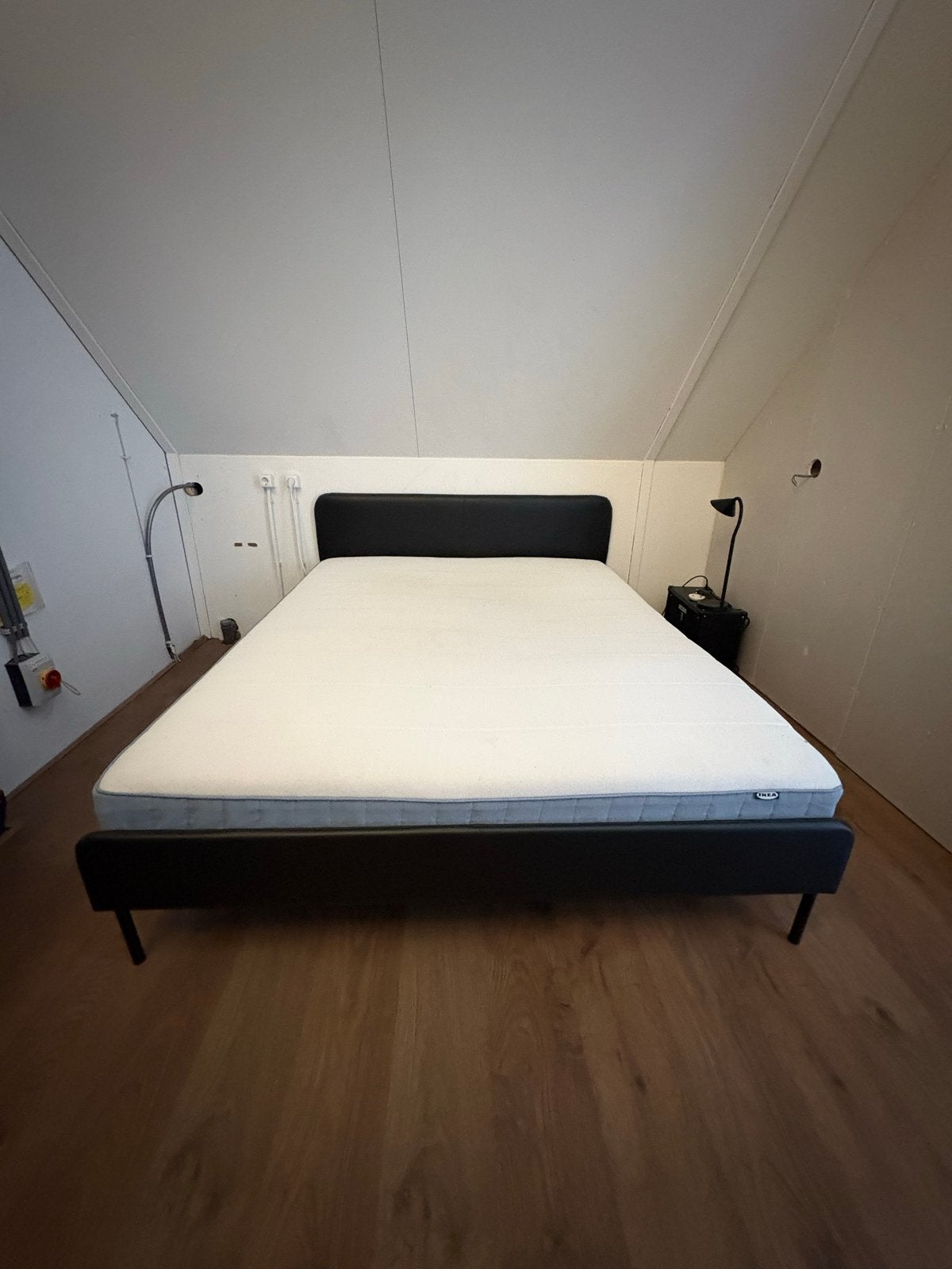 Zwart tweepersoonsbed met matras - IKEA, Huis en Inrichting, Slaapkamer | Bedden, Ophalen, Zwart, Tweepersoons, Zo goed als nieuw