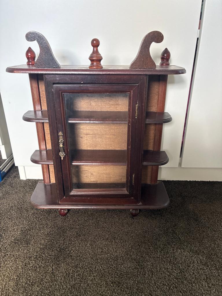 Antiek houten wandkastje met glazen deur, Ophalen