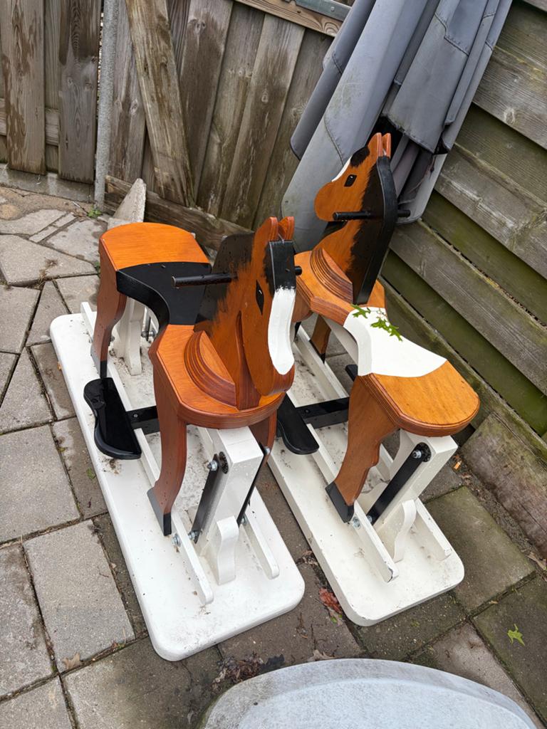 Houten schommelpaarden (2 stuks), Kinderen en Baby's, Speelgoed | Houten speelgoed, Ophalen of Verzenden, Gebruikt, Rij- of Hobbelspeelgoed