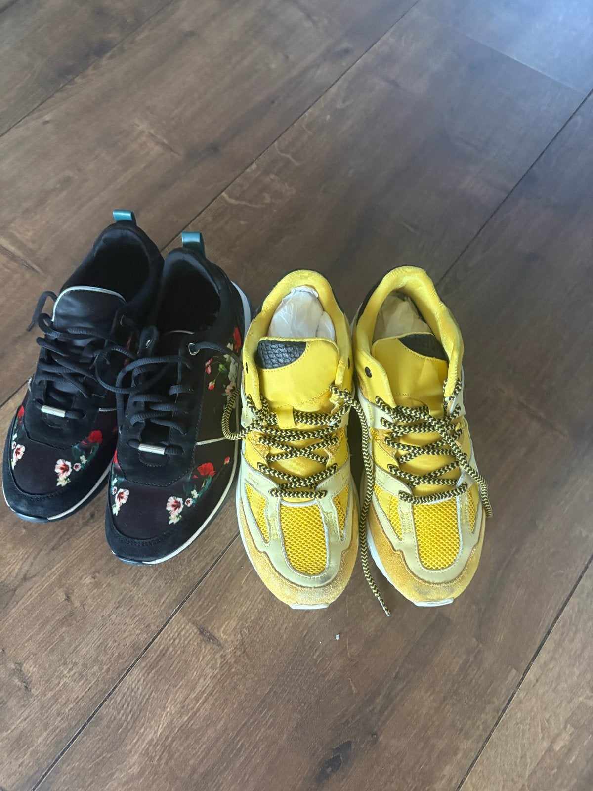 2 paar sneakers: Woden geel en bloemenprint vannTed bakker, Kleding | Dames, Schoenen, Ophalen of Verzenden, Gedragen, Geel, Sneakers of Gympen
