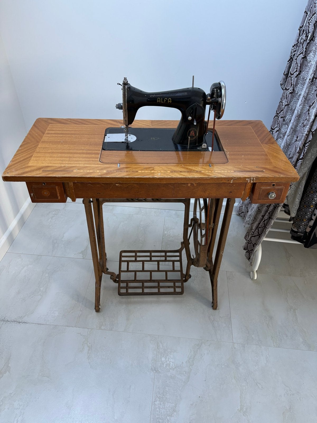 Antieke Alfa naaimachine met houten tafel, Ophalen