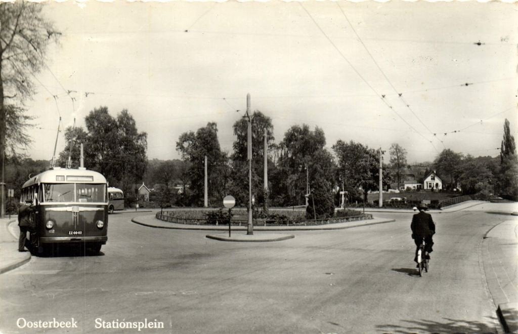 Oosterbeek Stationsplein - trolleybus - gelopen, Ophalen of Verzenden, 1960 tot 1980, Gelopen, Gelderland