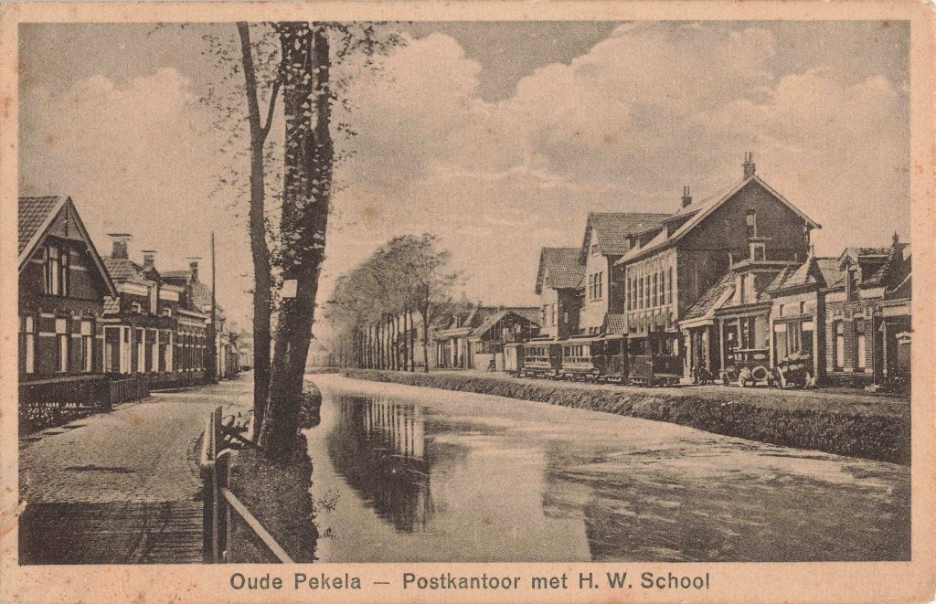 Oude Pekela Postkantoor met H.W. School en Stoomtram B3379, Ophalen, 1920 tot 1940, Ongelopen, Groningen