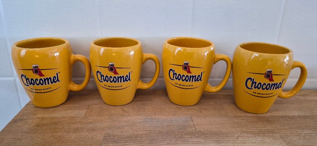 4 chocomel mokken / bekers de enige echte ., Zo goed als nieuw, Overige stijlen, Aardewerk, Mok