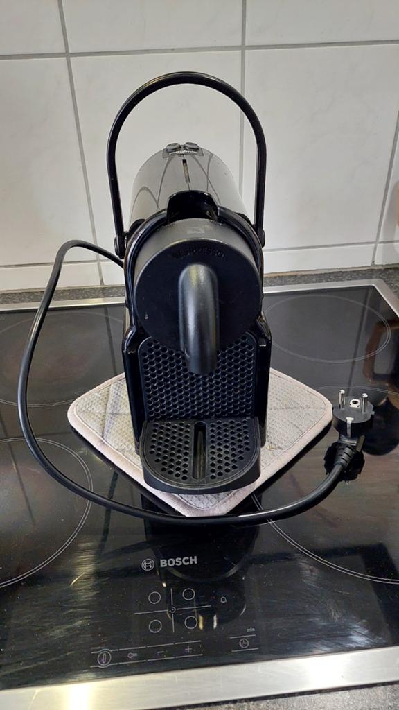 Nespresso Inissia Koffiezetapparaat Zwart, Witgoed en Apparatuur, Koffiezetapparaten, Ophalen, Koffiemachine, Zo goed als nieuw