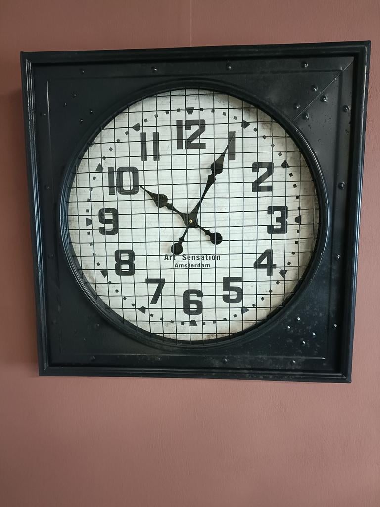 Metalen stationsklok nieuw!, Ophalen of Verzenden, Nieuw, Analoog, Wandklok