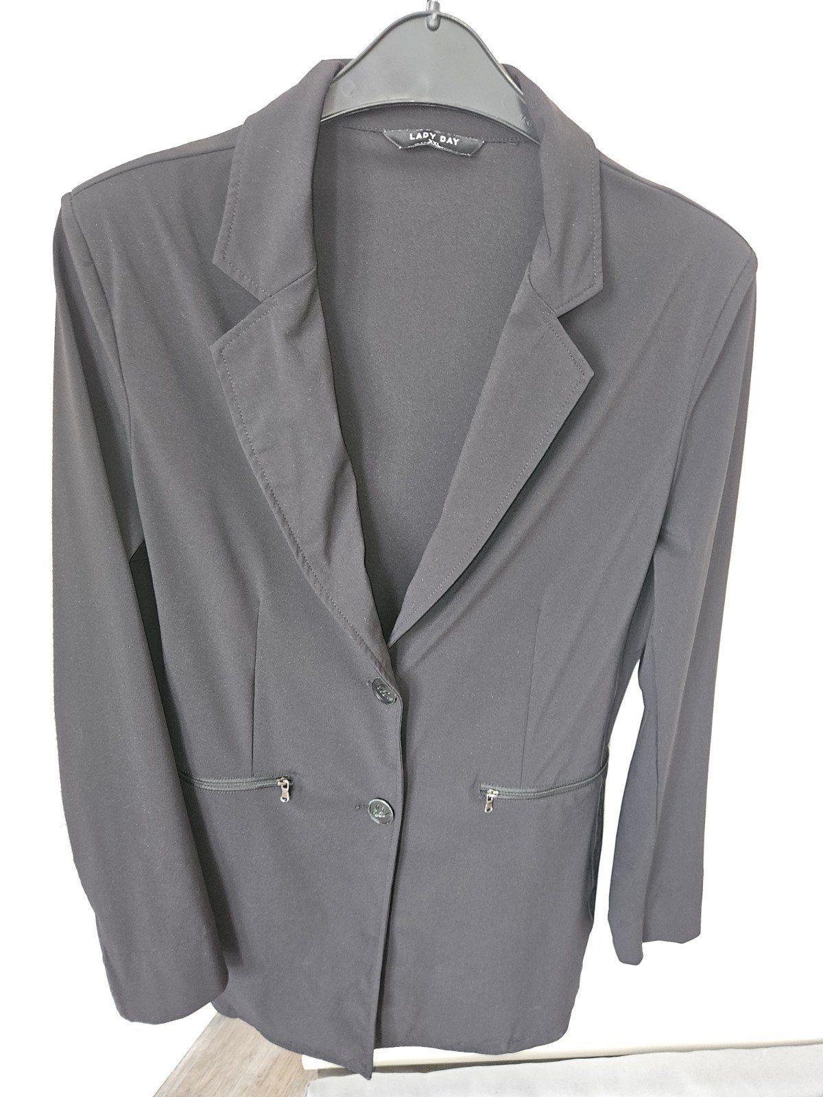 Mooi zwart jasje in travelstof van Lady Day, Ophalen of Verzenden, Zo goed als nieuw, Maat 46/48 (XL) of groter, Zwart