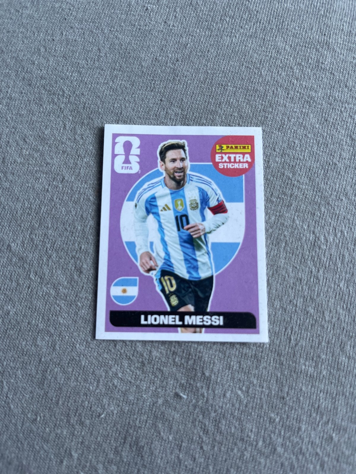Panini Extra Sticker Lionel Messi FIFA WK 2026 Paars, Verzenden, Zo goed als nieuw, Sport
