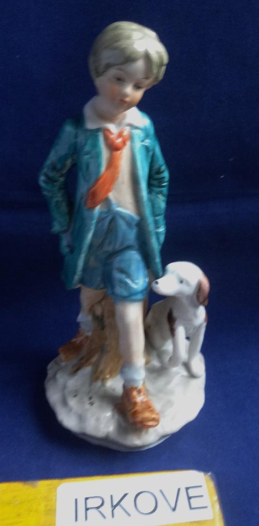 JONGEN MET HOND AAN DE WANDEL * Porselein *, Verzenden, Zo goed als nieuw, Mens